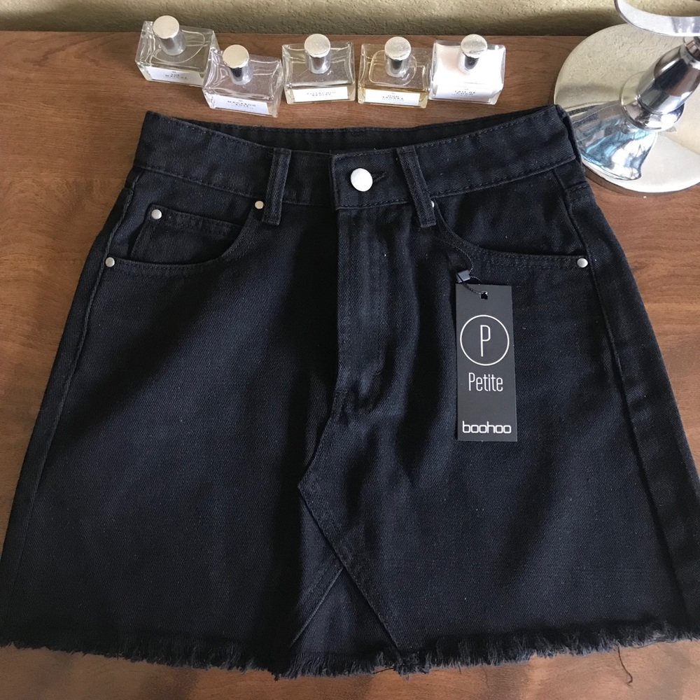 NWT Boohoo black denim mini skirt